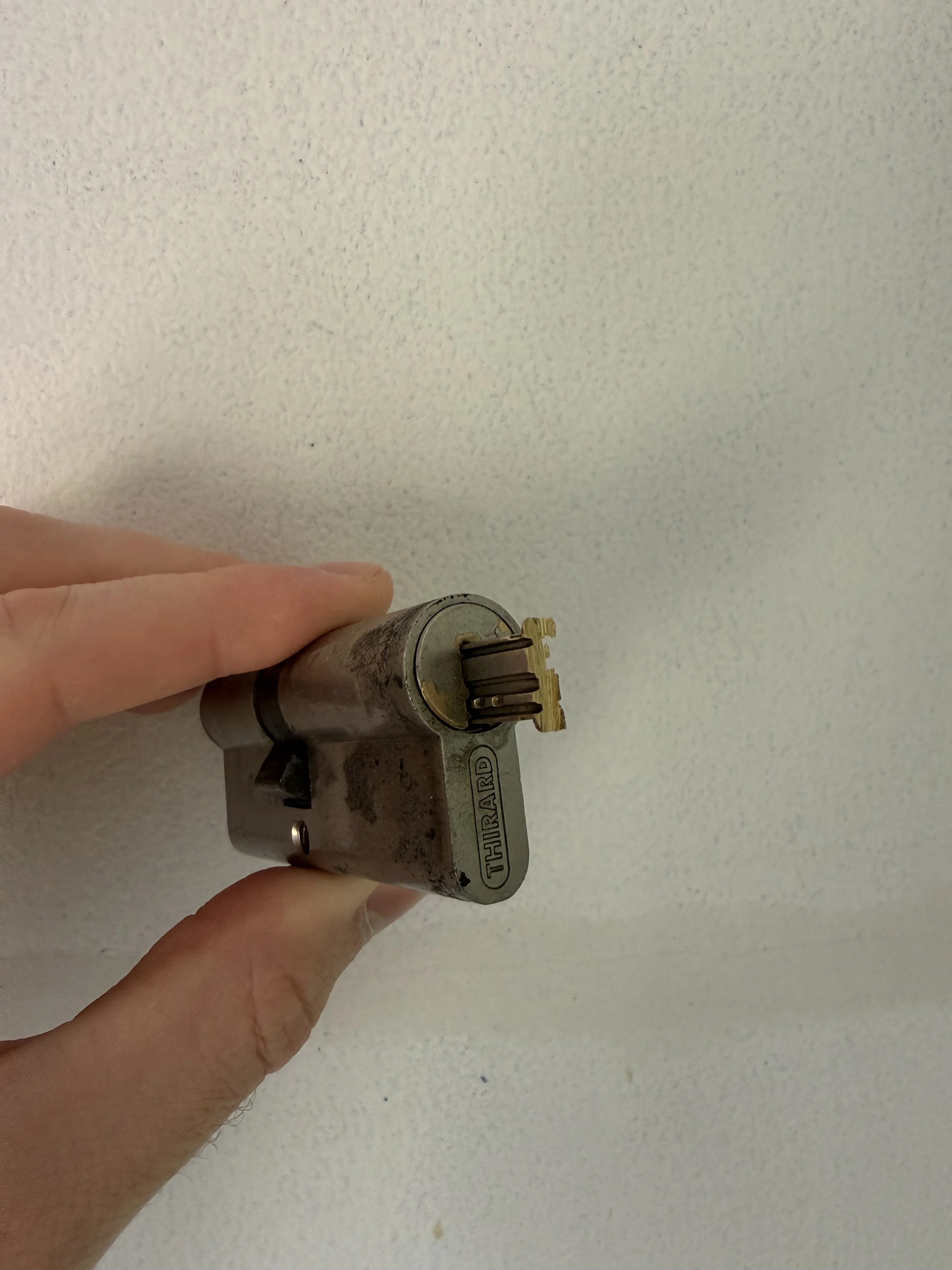 Clé cassée dans un cylindre de porte