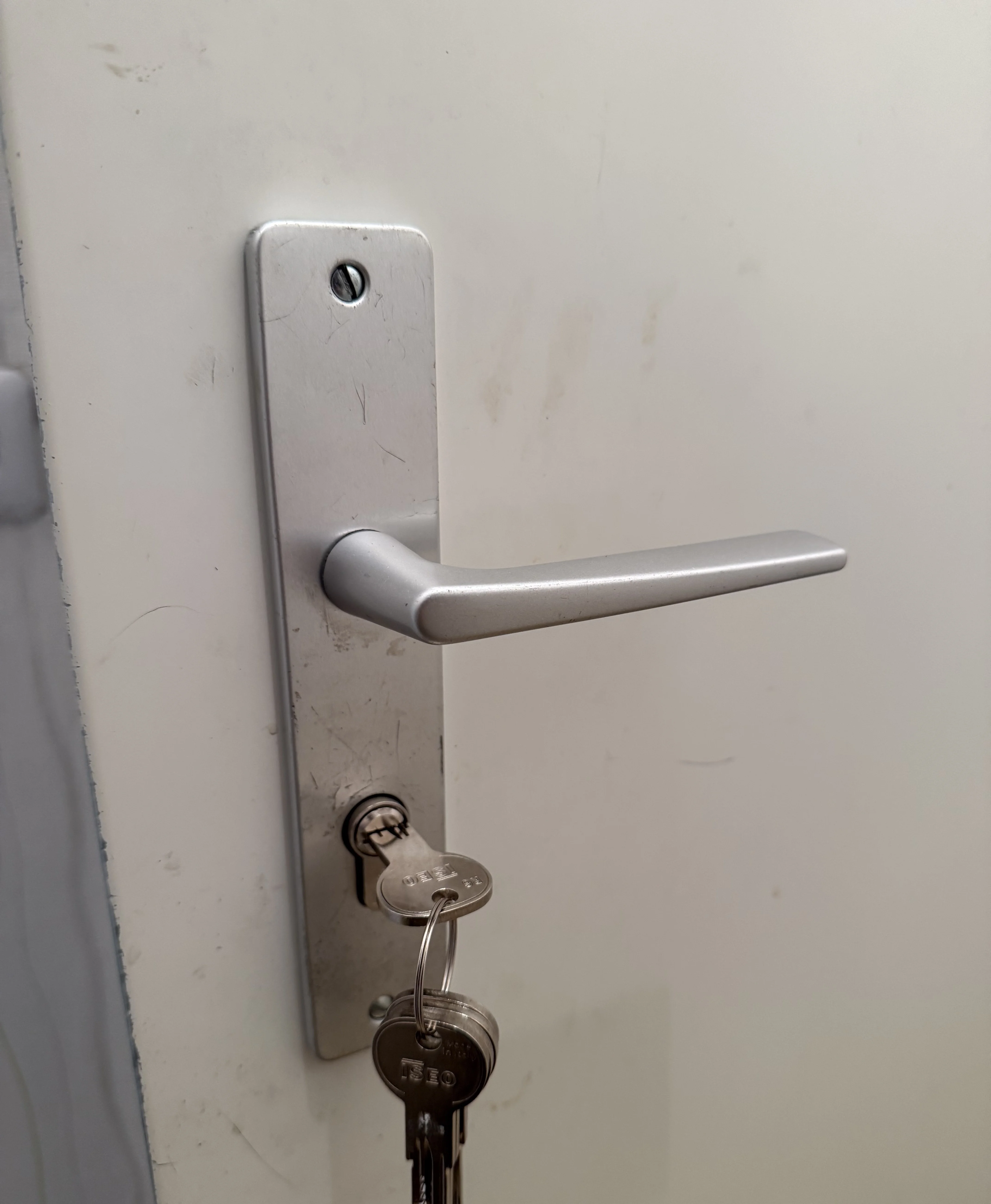 Nouveau cylindre posé sur porte d'entrée à Villeneuve-d'Ascq après extraction clé cassée