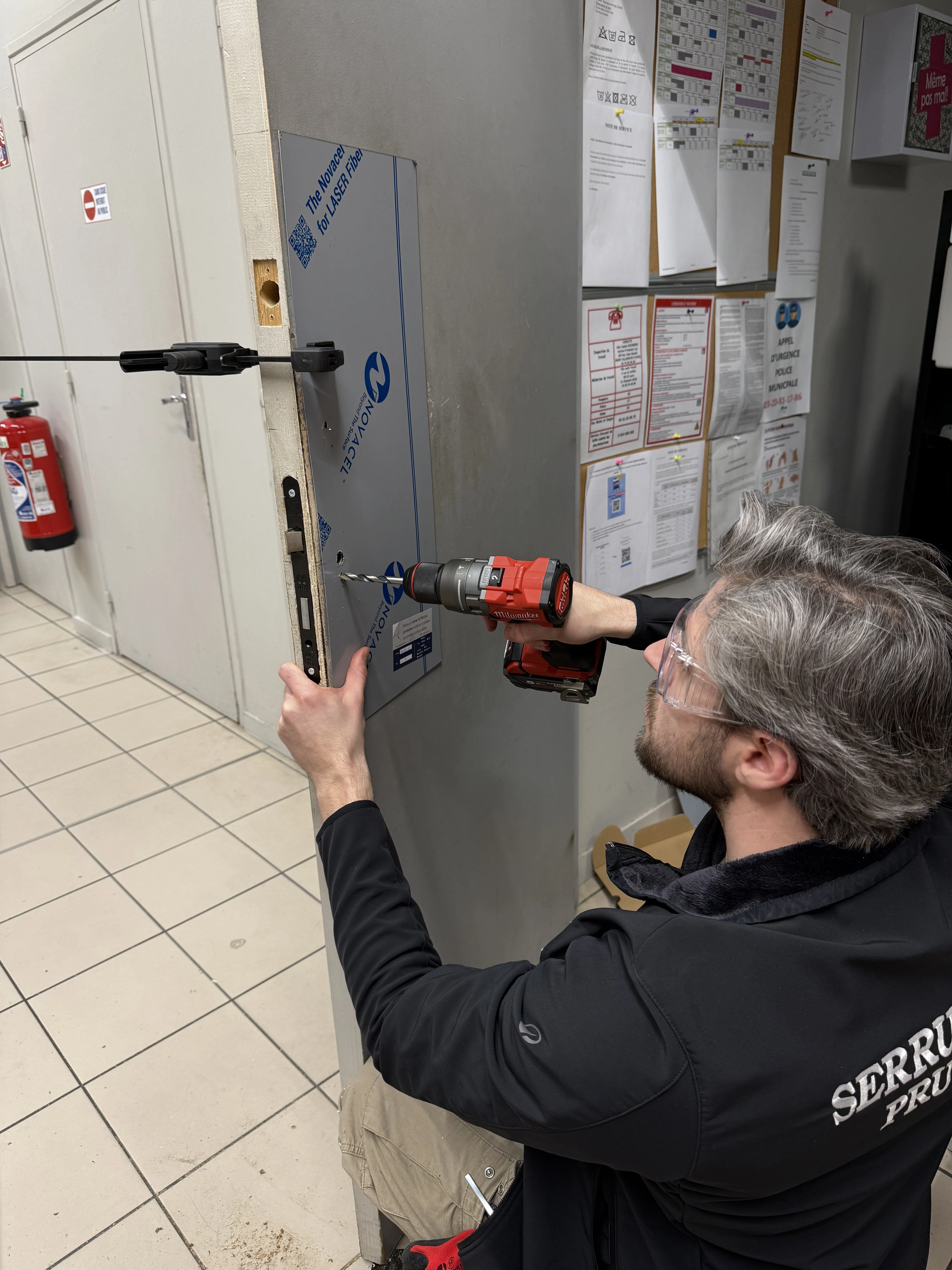 Serrurier professionnel en intervention